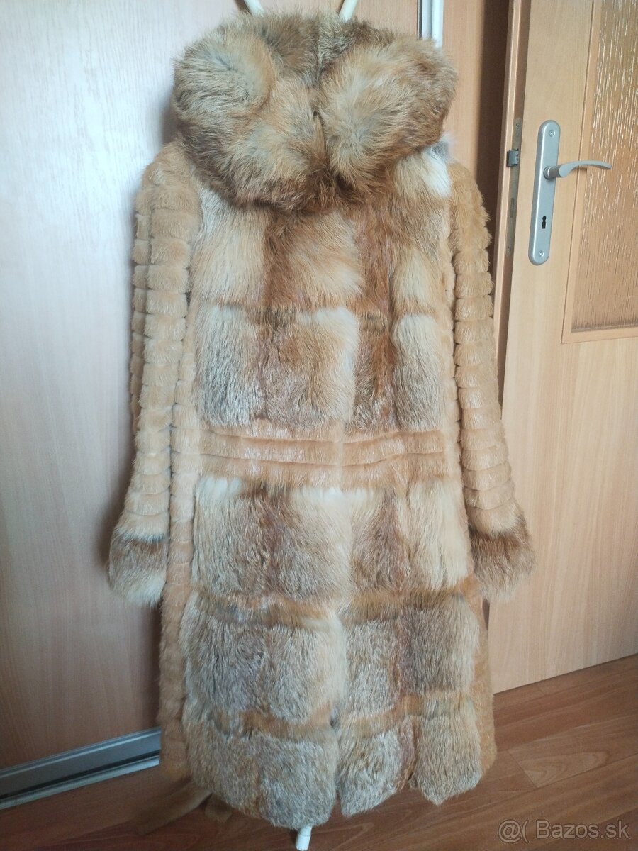 kabáta z prírodnej líščej kožušiny.