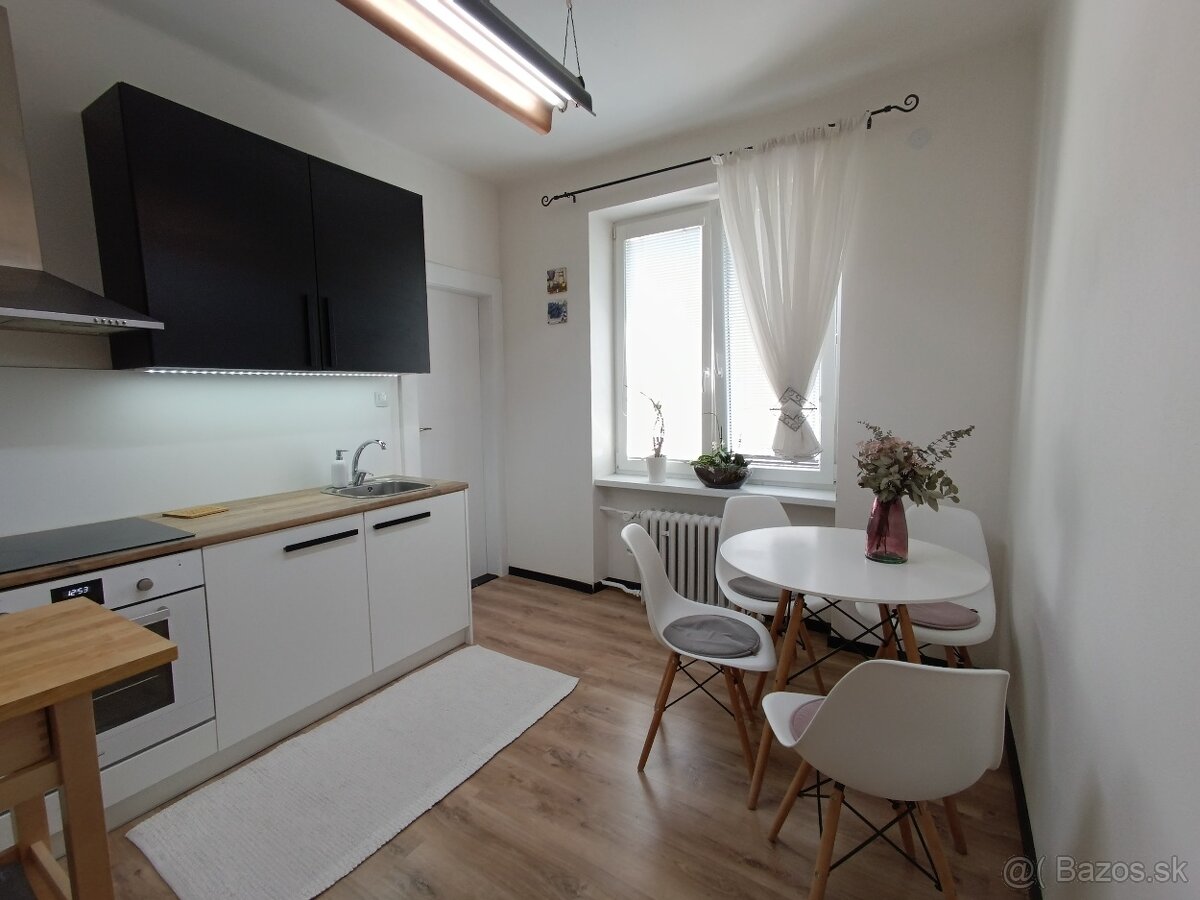 Prenájom - priestranný 2,5 izbový byt, Pod Sokolice Trenčín
