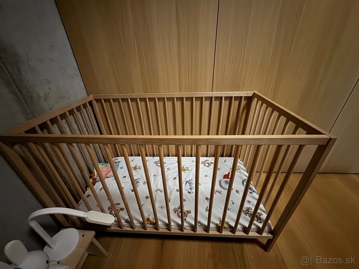 Detska postielka Ikea s matracom a hracim kolotocom Little d