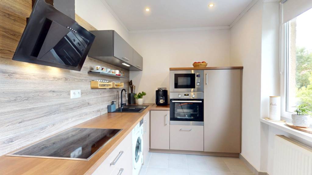 Moderný 3-izbový byt s balkónom a veľkou pivnicou v centre N