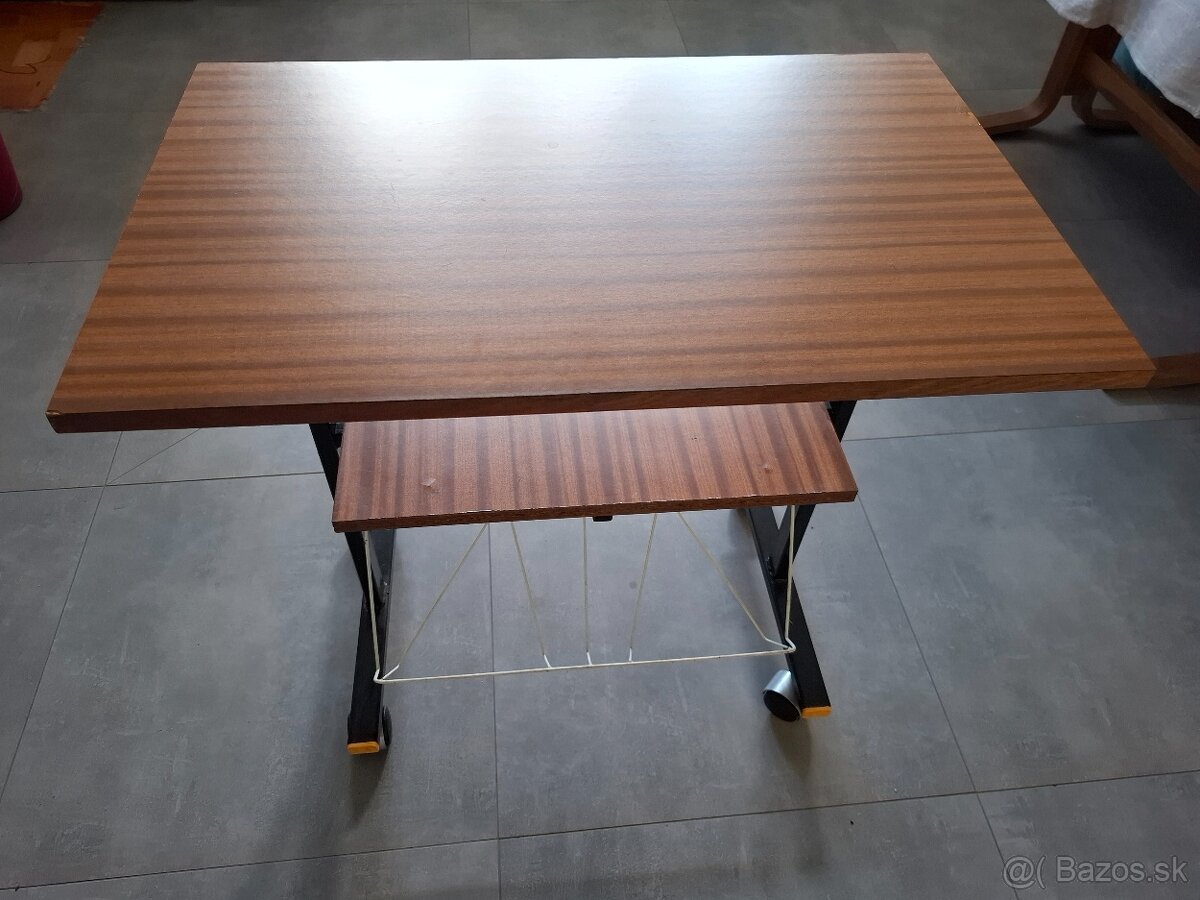 Retro stolik pod TV na kolieskach