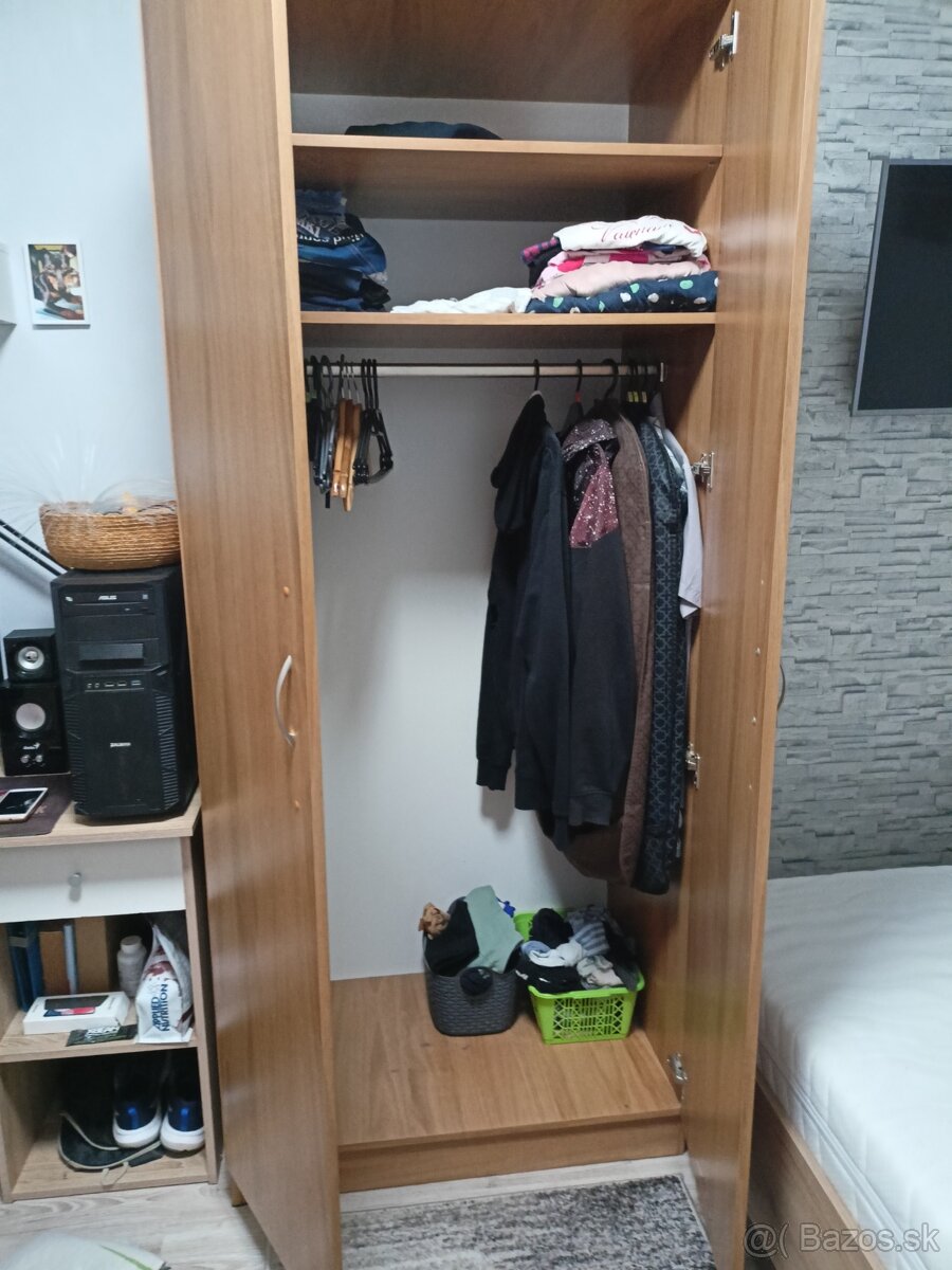 Dvojdverová pevná skriňa