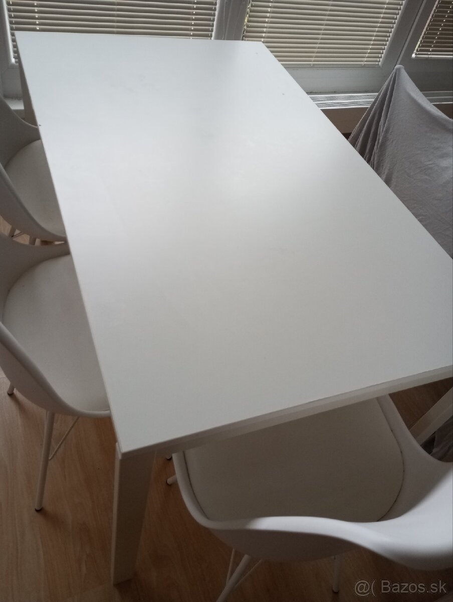 Biely kuchynský stôl a 4 stoličky.