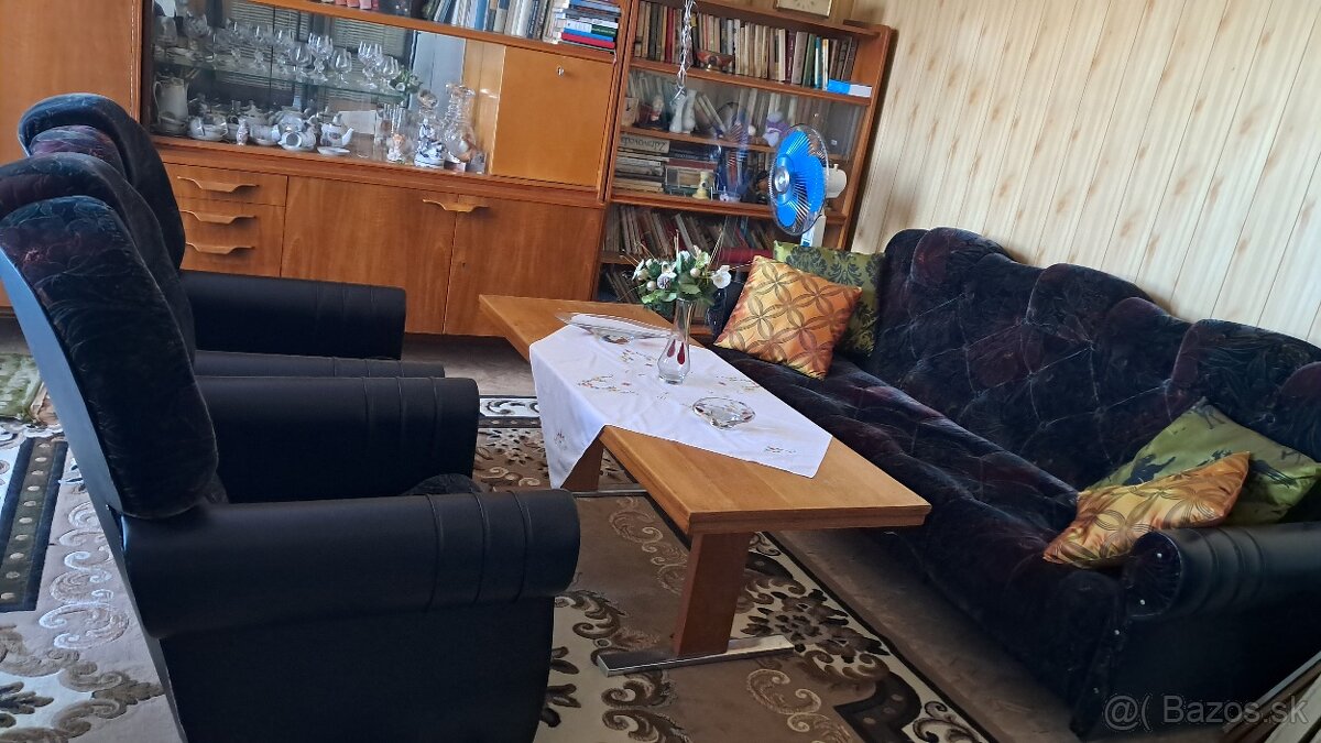 Rozkladacia sedacia súprava s dvoma ušiakmi.