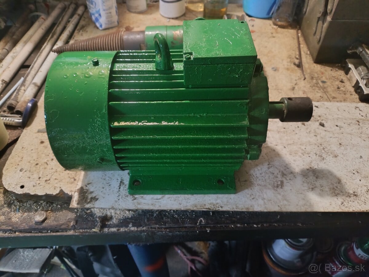 Elektromotor 2,2kW +Štiepaci hrot na drevo