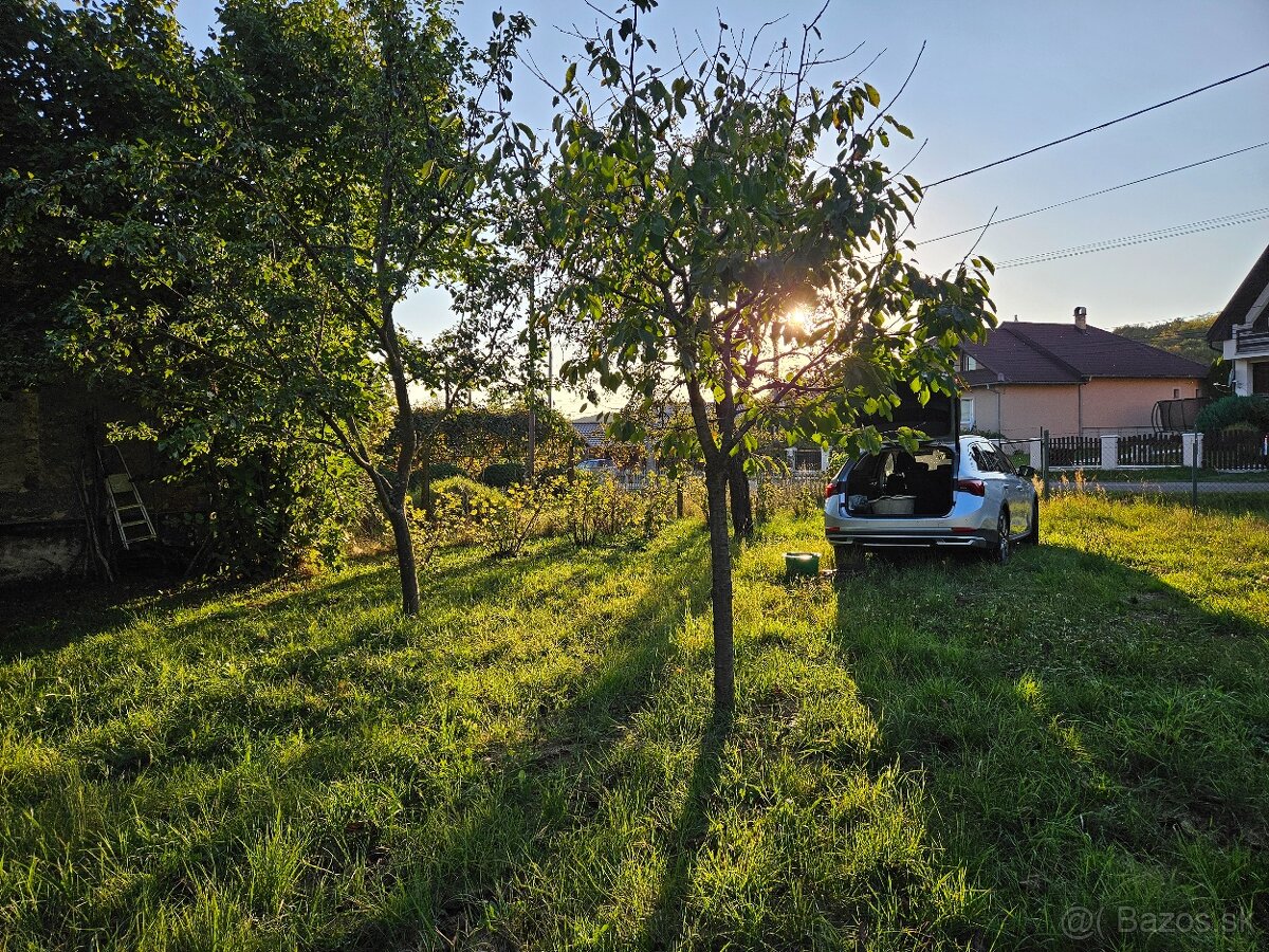 Predam pozemok v centre obce Točnica