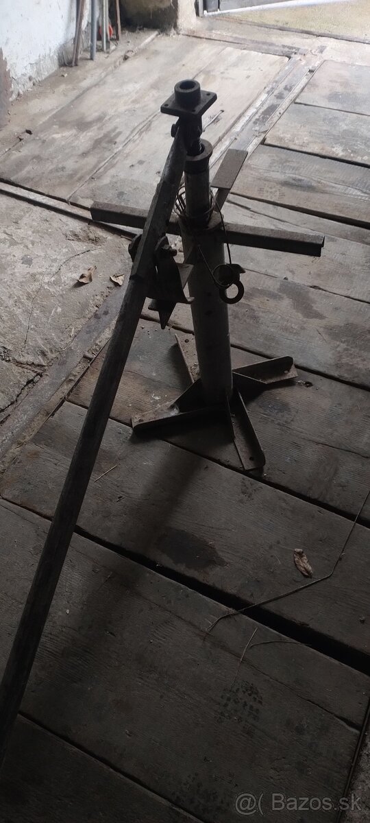 Stahovak pneu.