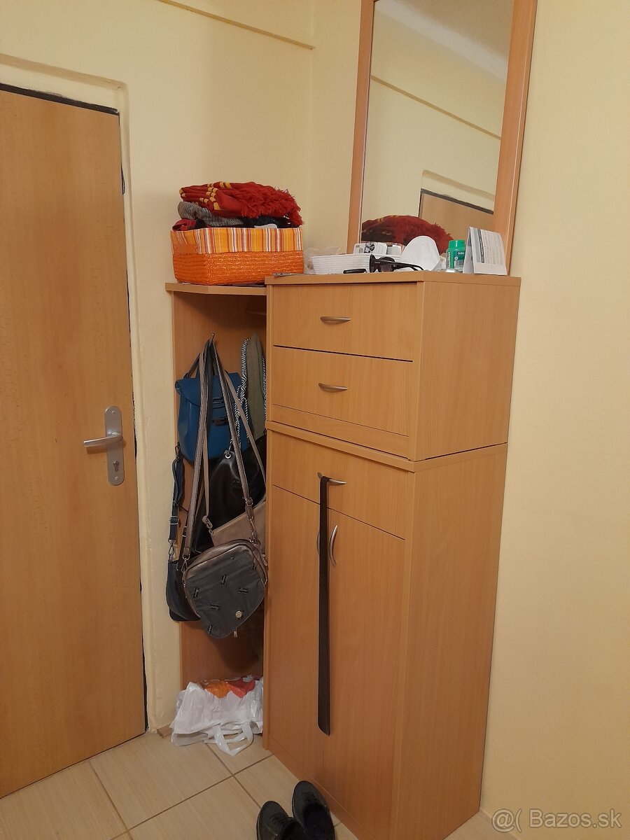 Nábytok do predsiene buk