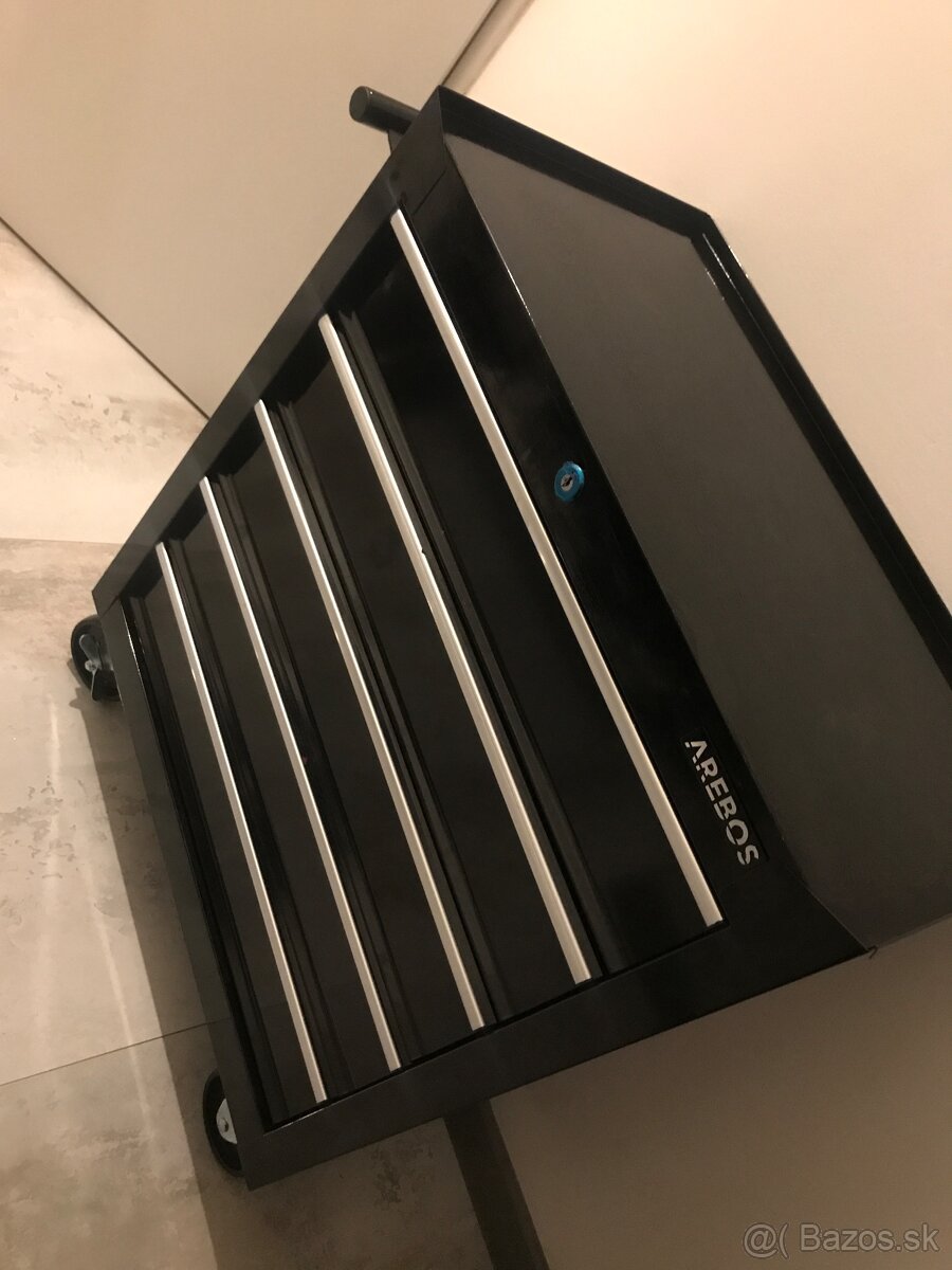 Montážny dielenský vozík čierny.