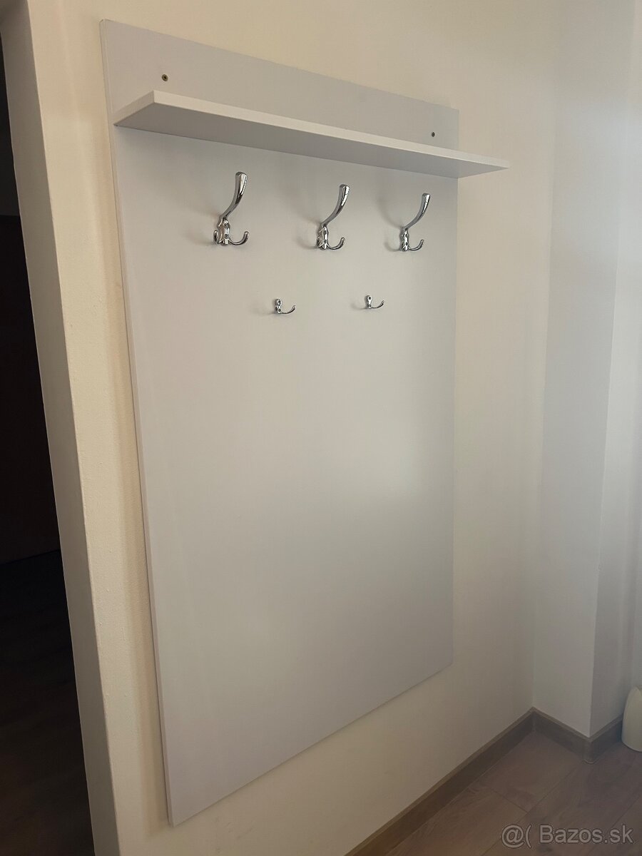 Botník s vešiakovou stenou