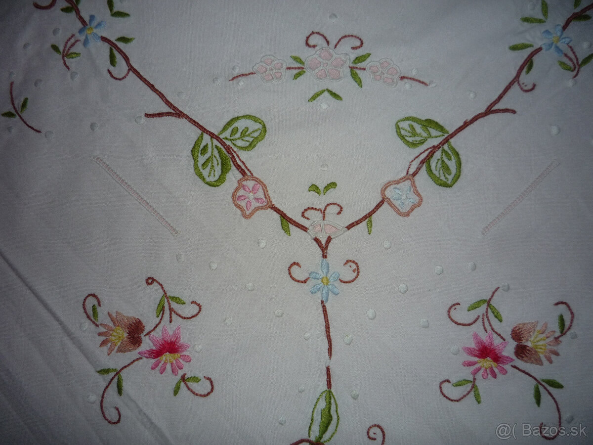 Obrus ručne vyšitý