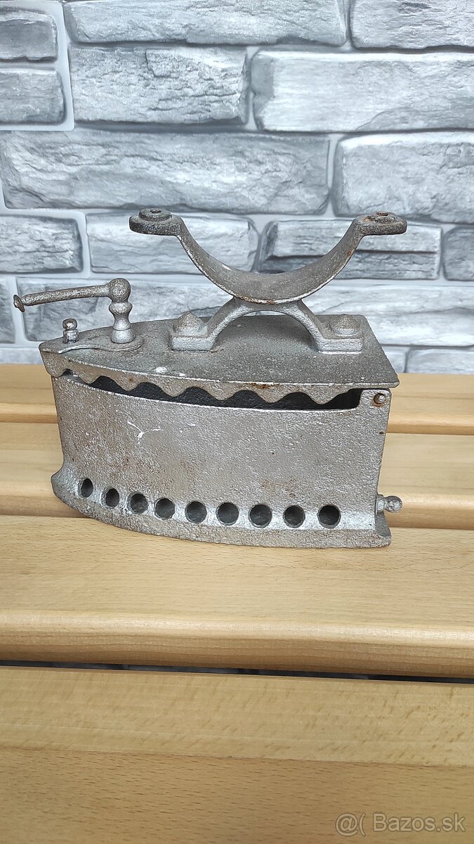 Starodávna žehlička na uhlie.