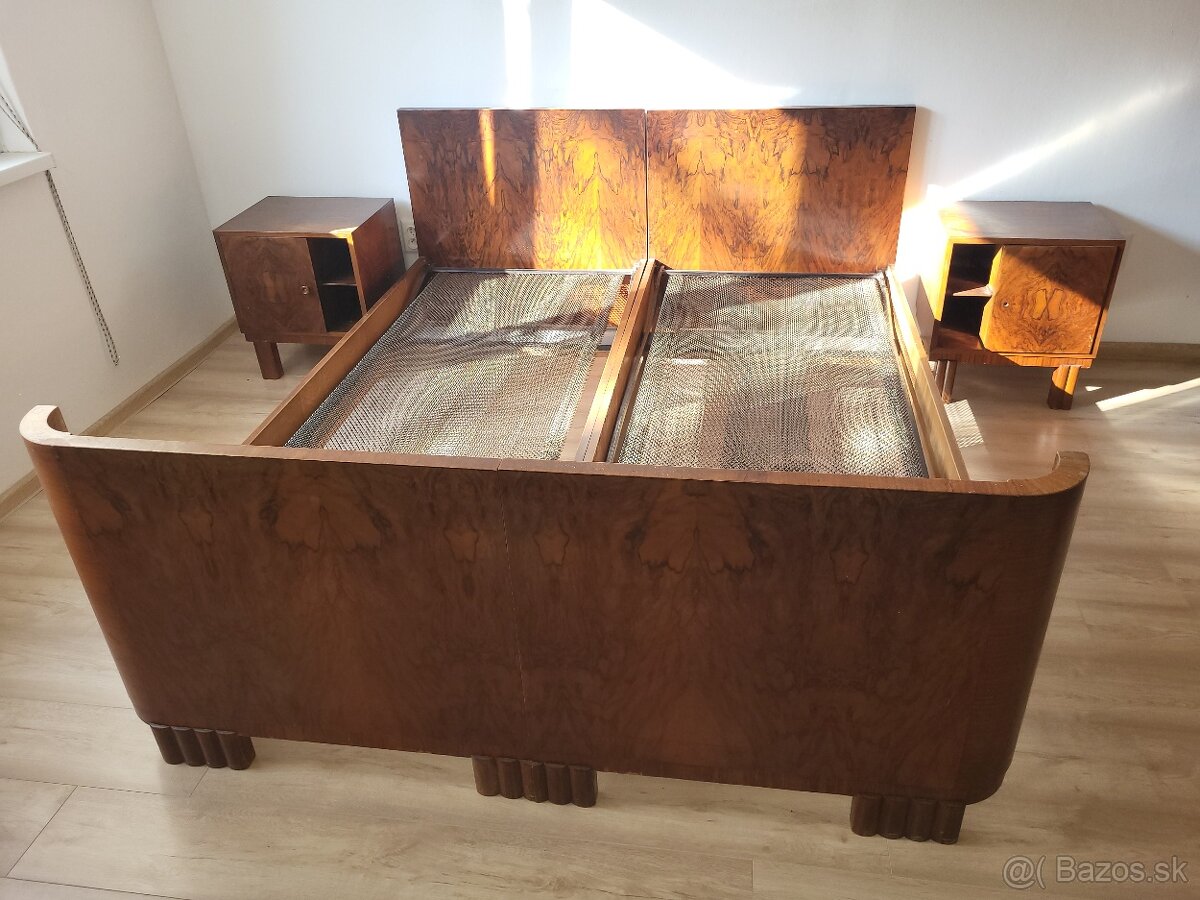 Predám posteľ s nočnými stolíkmi