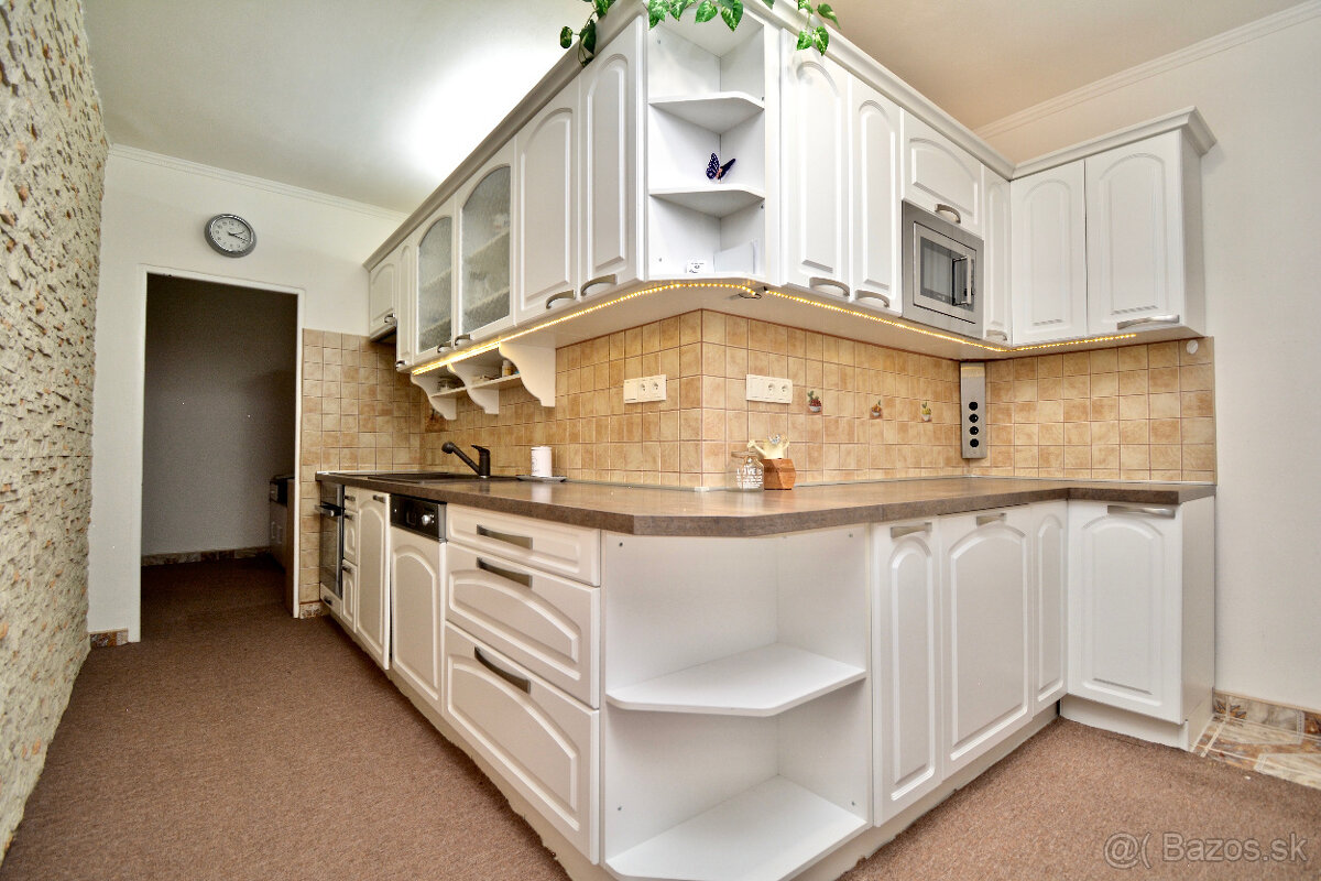 Útulný 3-izbový byt s loggiou v Lučenci so zariadením