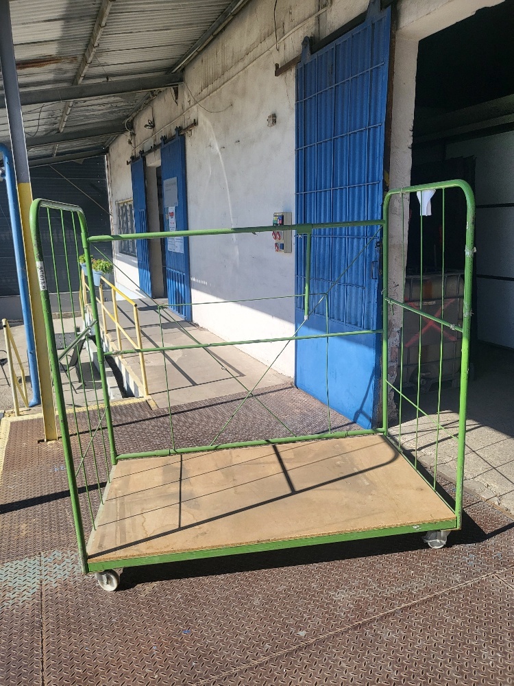 Skladový prepravný manipulačný vozík