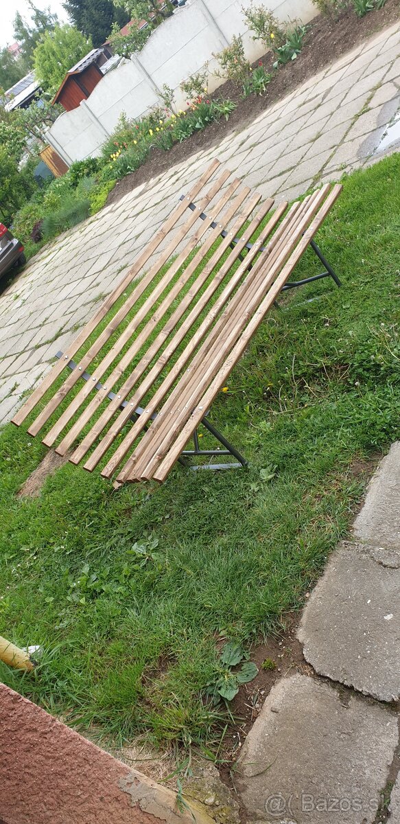 Zahradna lavička