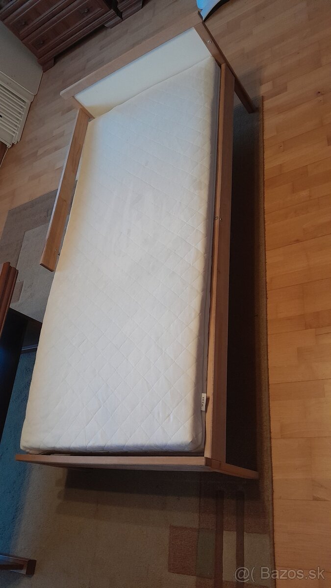 Posteľ s matracom