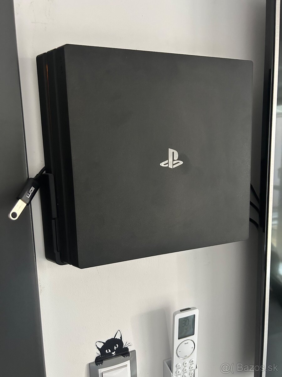 Play Station 4 Pro 1 TB, dock + držiak na stenu