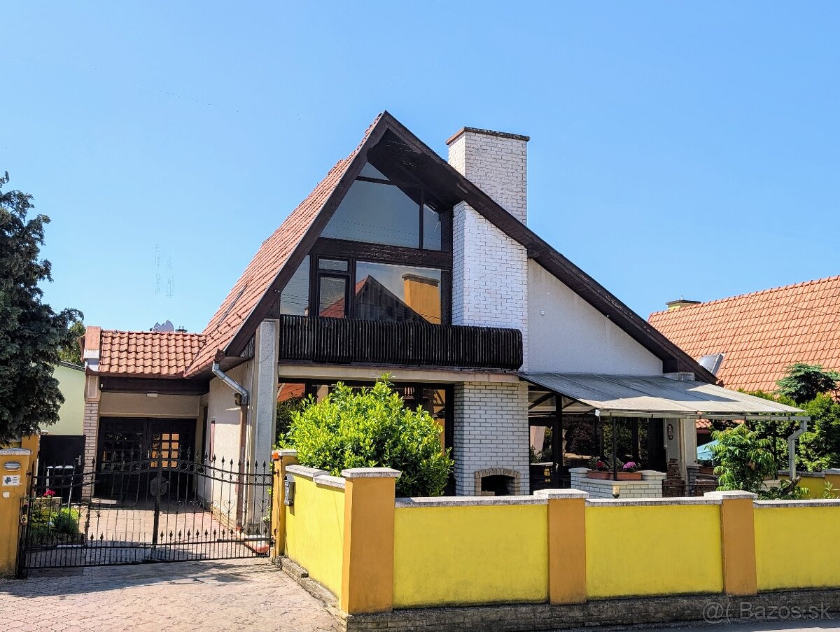 Rodinný dom s prevádzkovou budovou