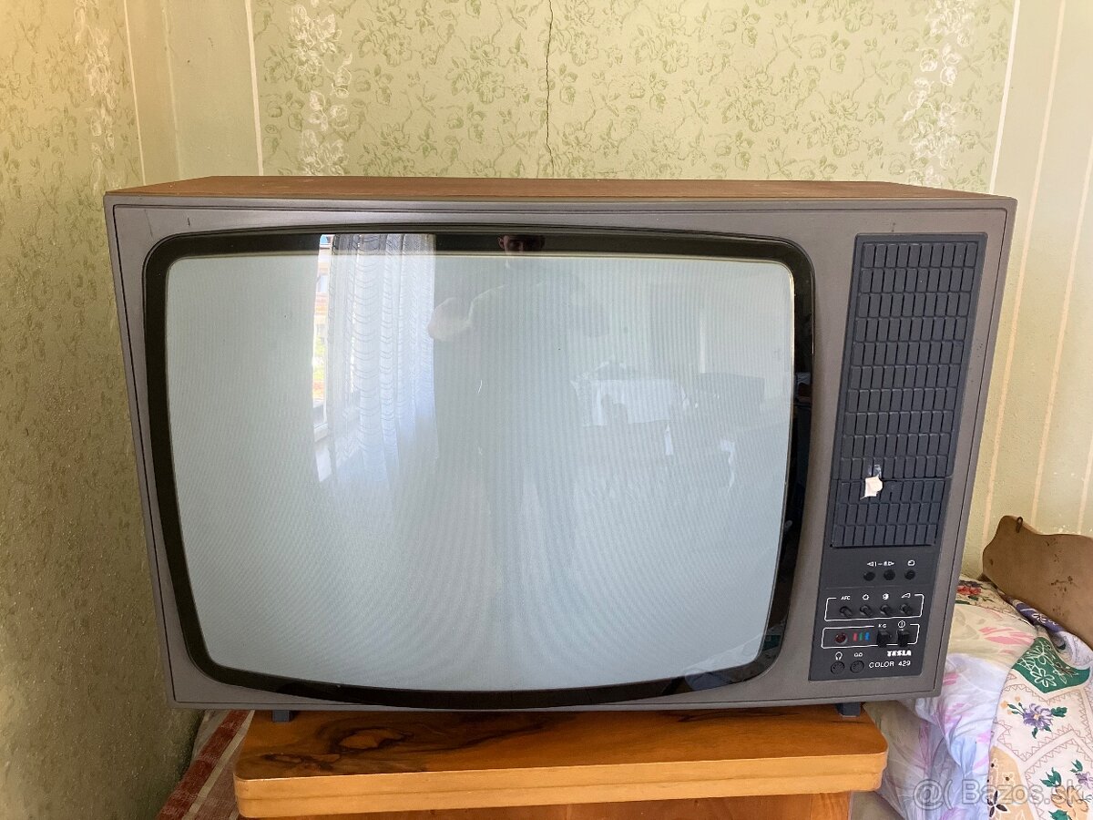 Retro televízor Tesla color 429