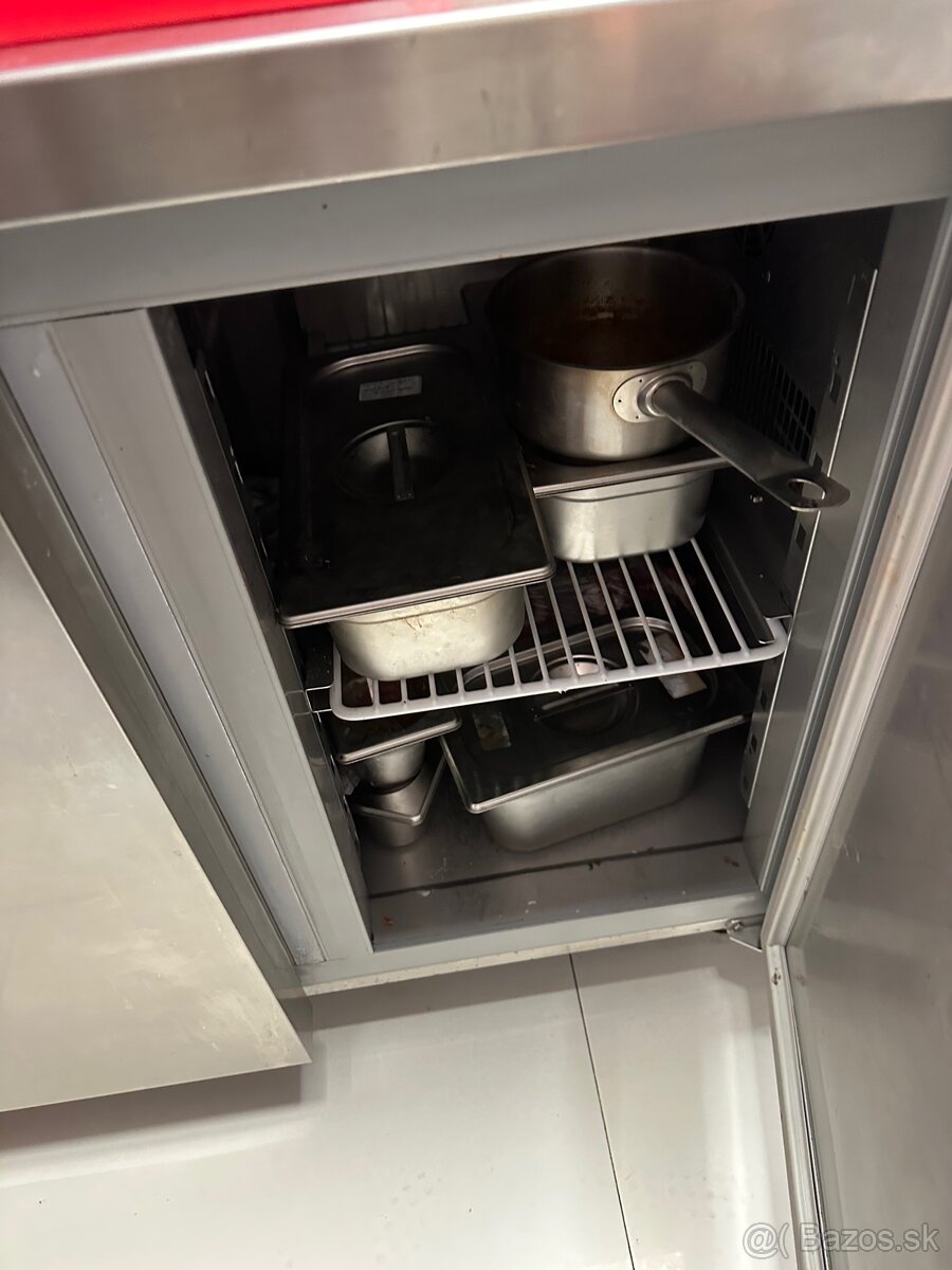 Nerezový chladící stůl 2x dveřmi