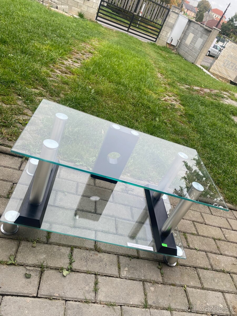 Sklenený stolík