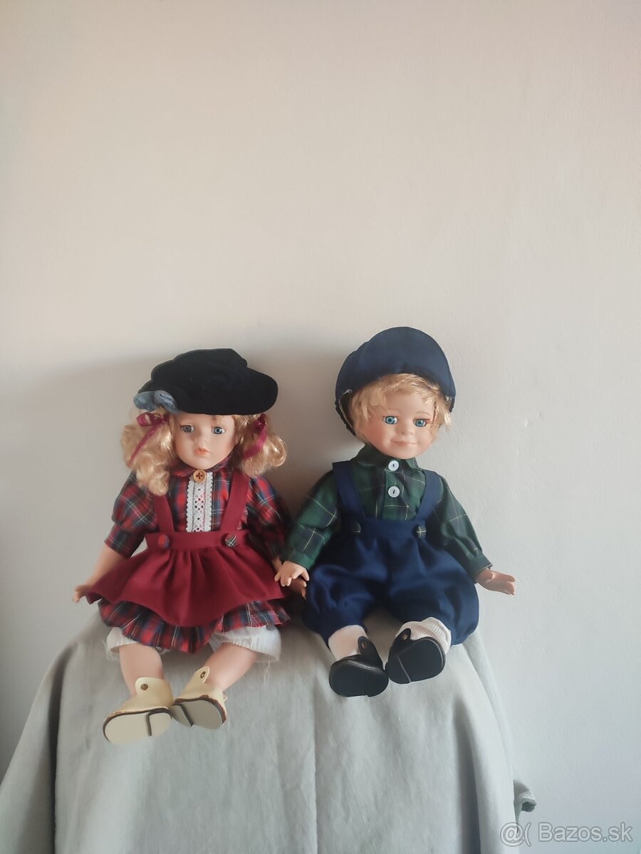 porcelánové bábiky chlapček a dievčatko v dobovom kostýmčeku