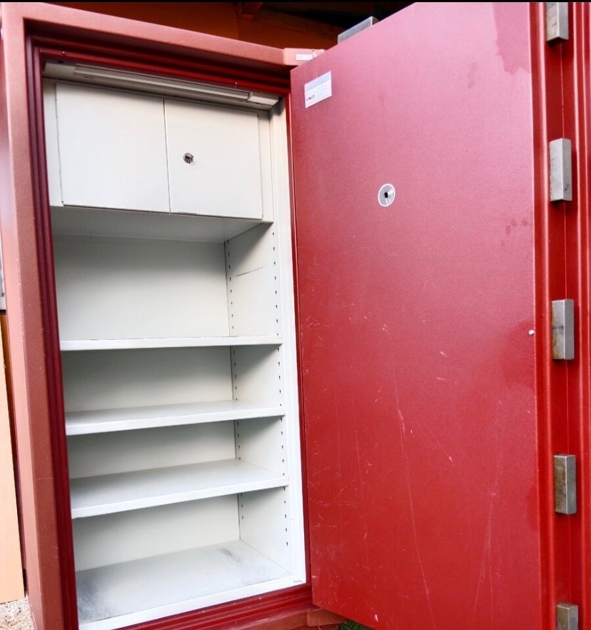 Predám pancierový bankový trezor.