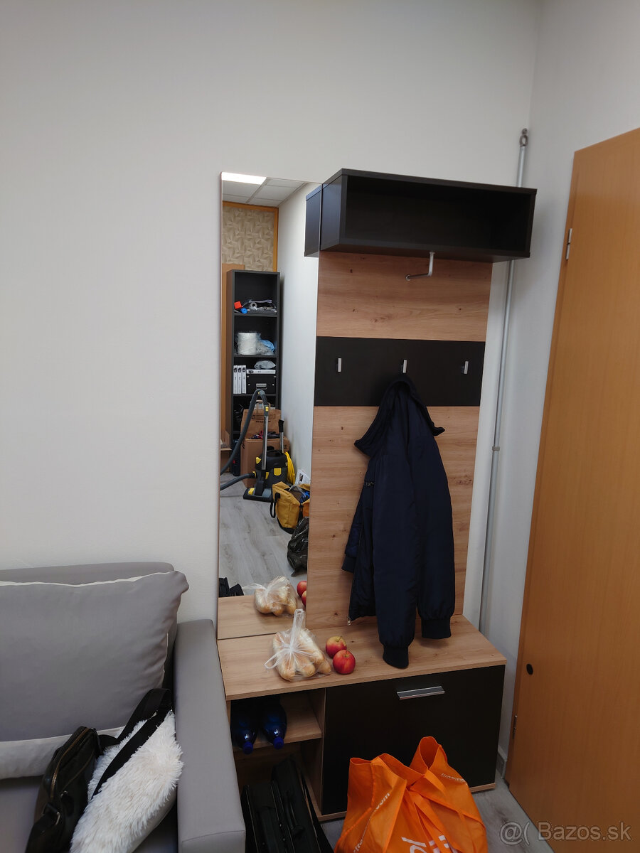 VEŠIAKOVÁ STENA SO ZRKADLOM A BOTNIKOM