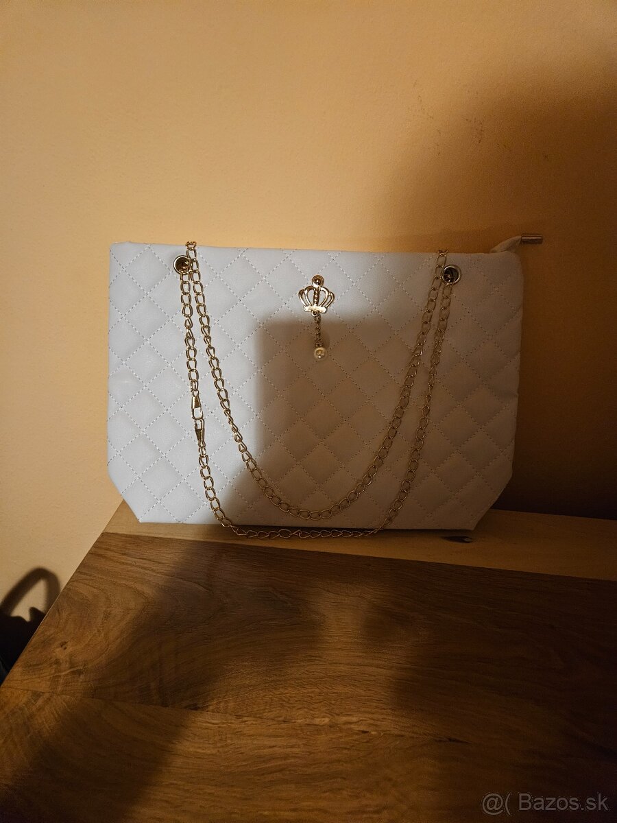 Biela kabelka na retiazke
