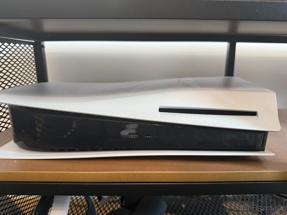 PlayStation 5 (PS5) + 2 ovládače + PS VR2 + nabíjacia stanic