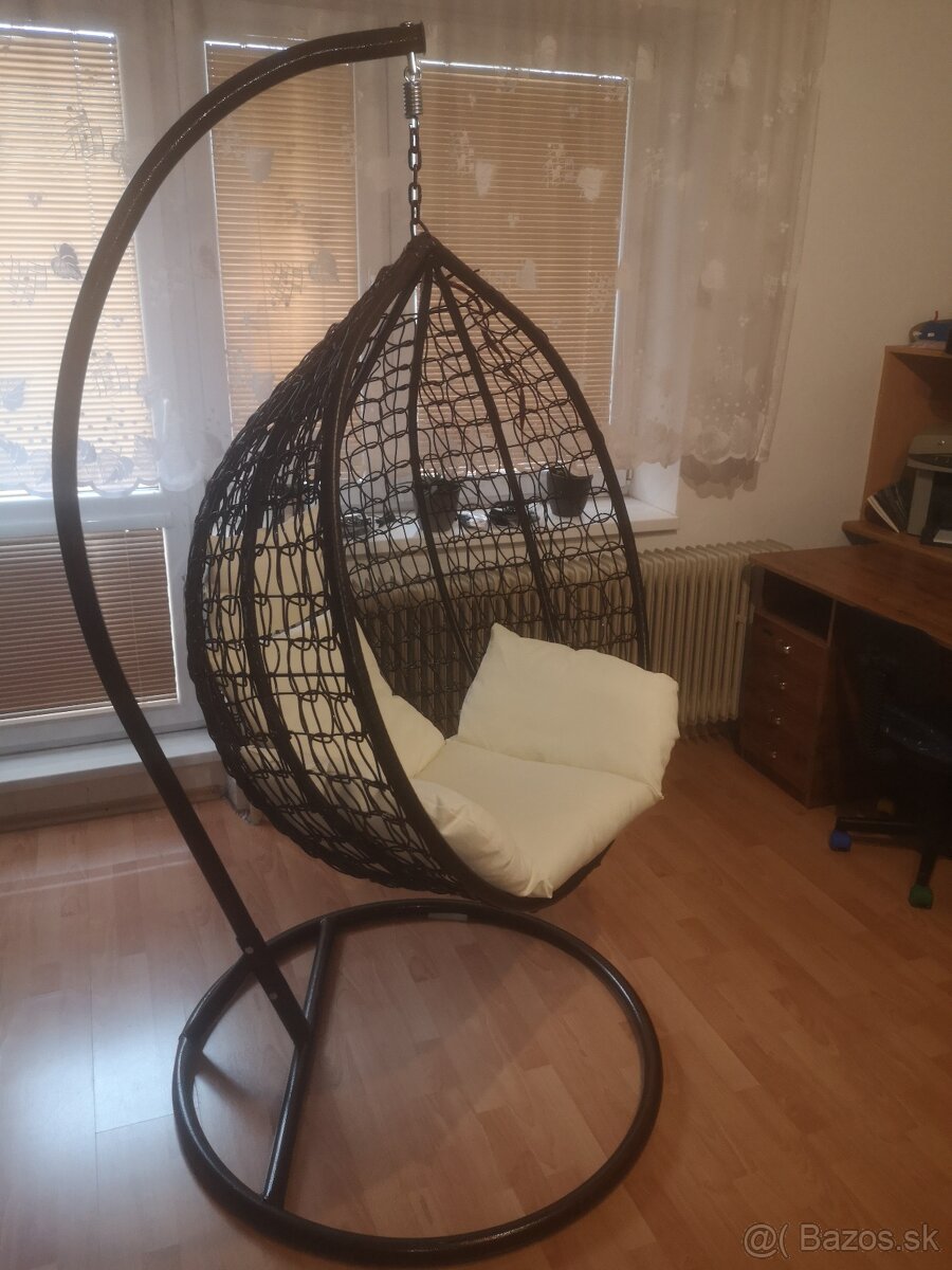 Závesné hojdacie kreslo do interieru