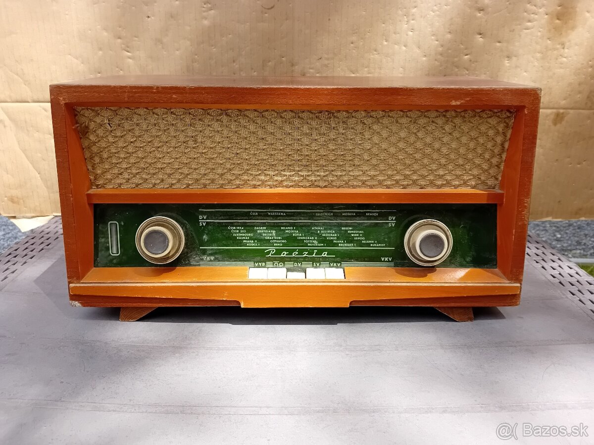 Staré rádio Tesla Poézia