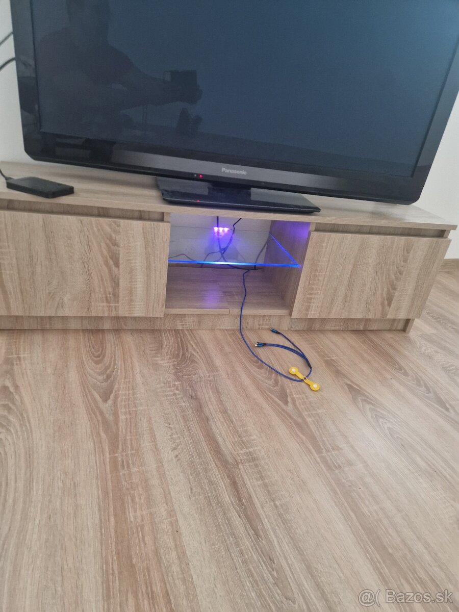TV stolík s LED podsvietením – ako nový
