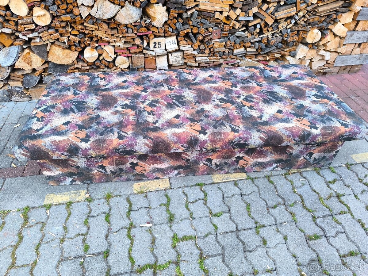 posteľ