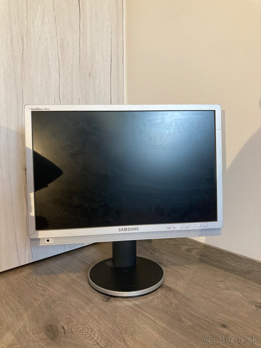 4× LCD monitory – Samsung, Dell, LG, BenQ