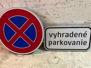 Dopravná značka Zákaz zastavenia + Vyhradené parkovanie
