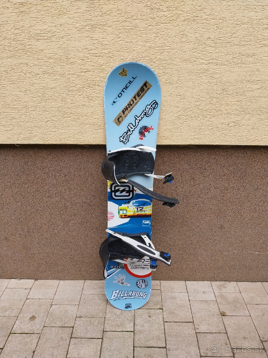 Snowboard s zapínaním a topánkami