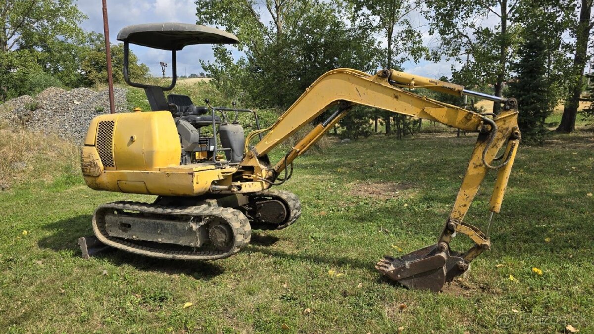 Komatsu PC10N-7 bagr - pásy