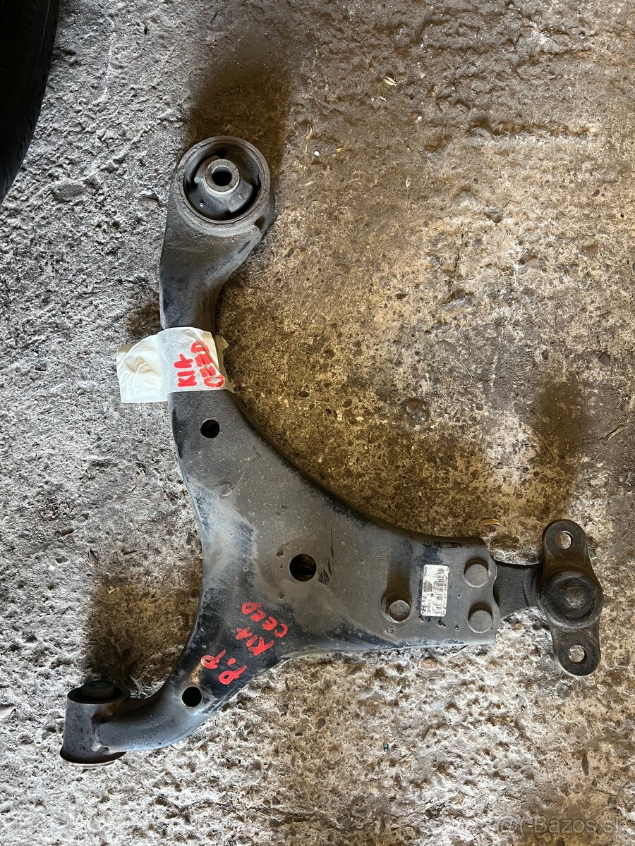 Kia Ceed prave predne rameno
