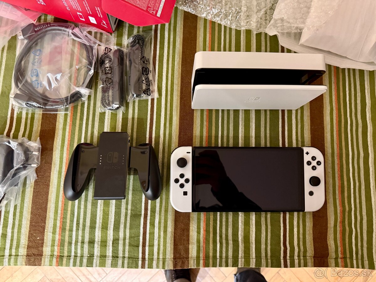 Nintendo Switch OLED + obal + hry