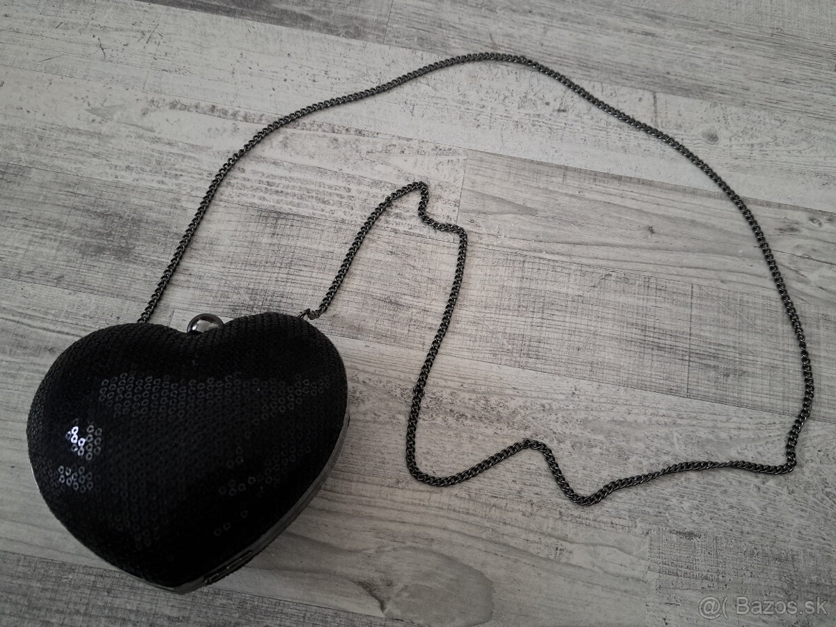 Čierny kabelka v tvare srdca s flitrami