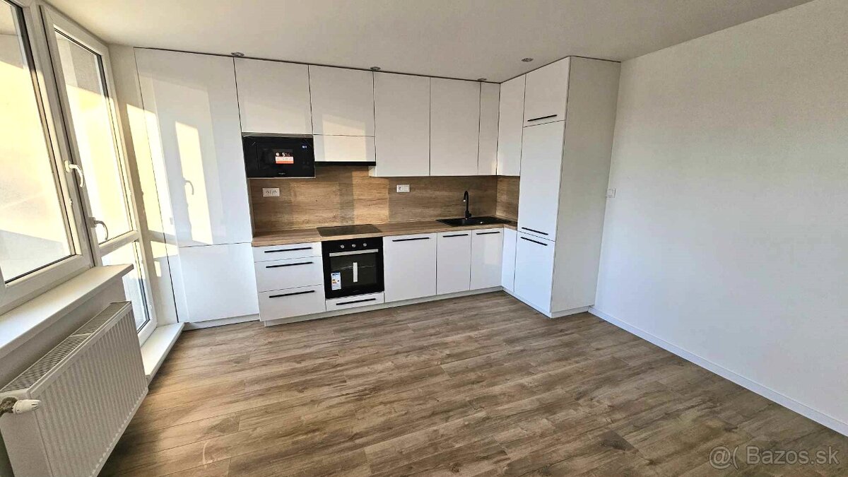 NOVOZREKONŠTRUOVANÝ 3 izb. byt ROSNÁ ul. blízko centra mesta