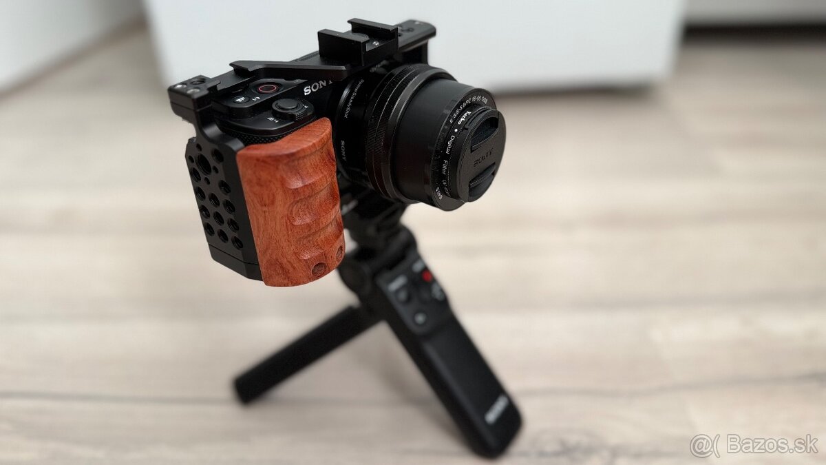 Predám úplne nový Sony ZV-E10 plus grip