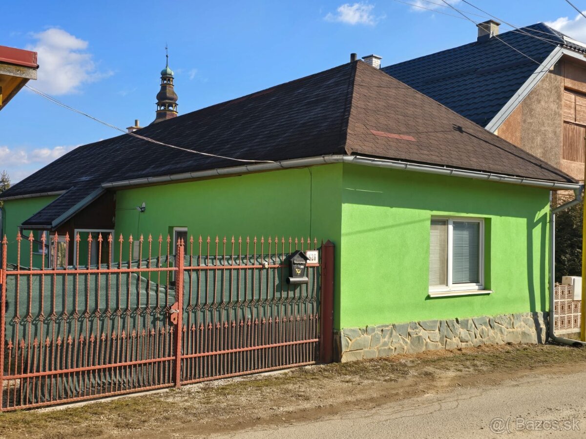 Rodinný dom s garážou a záhradou.