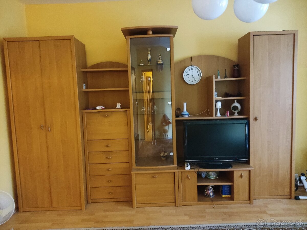 Staršia obývacia stena