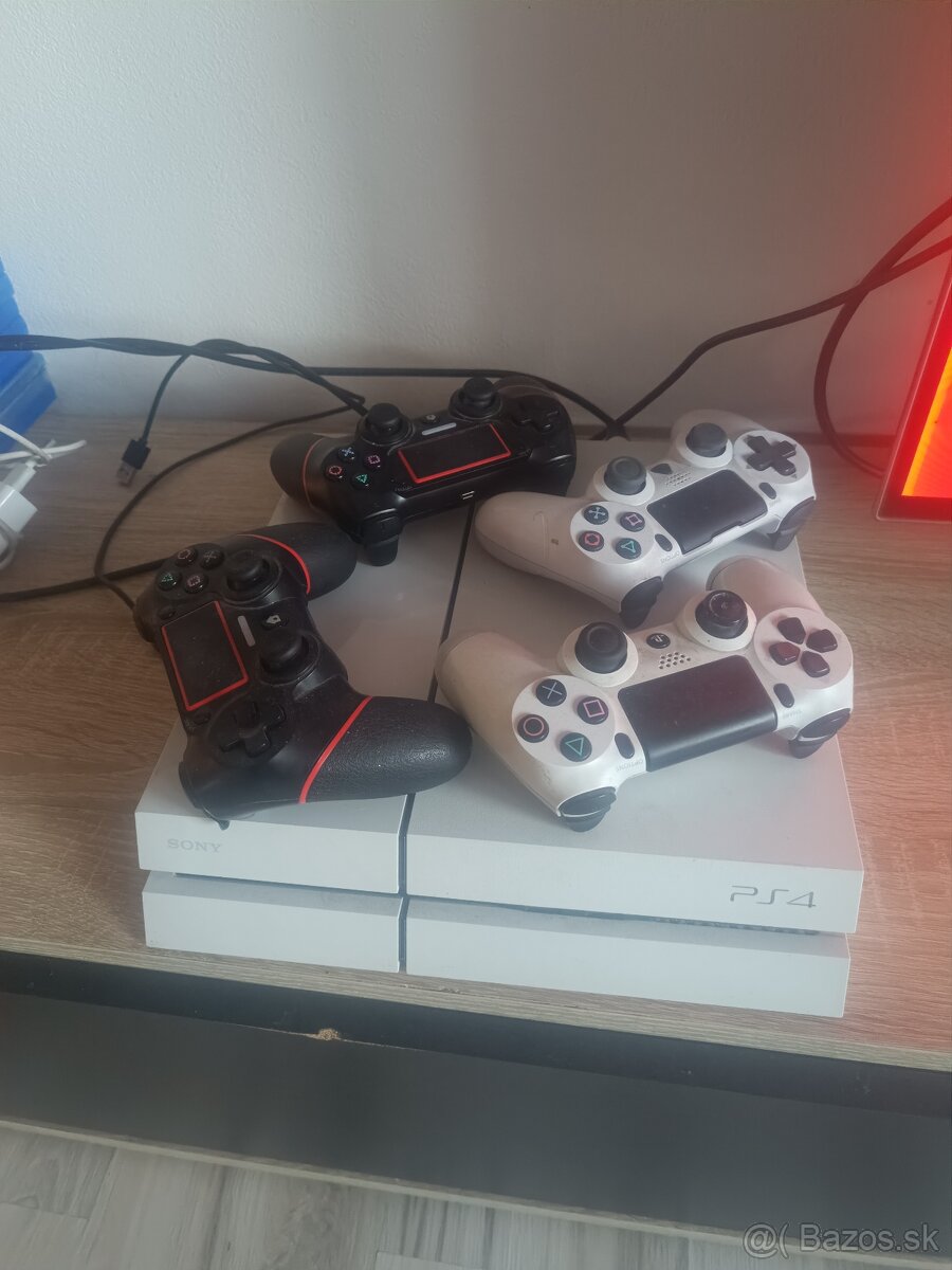 Predám PS 4 a dva ovládače