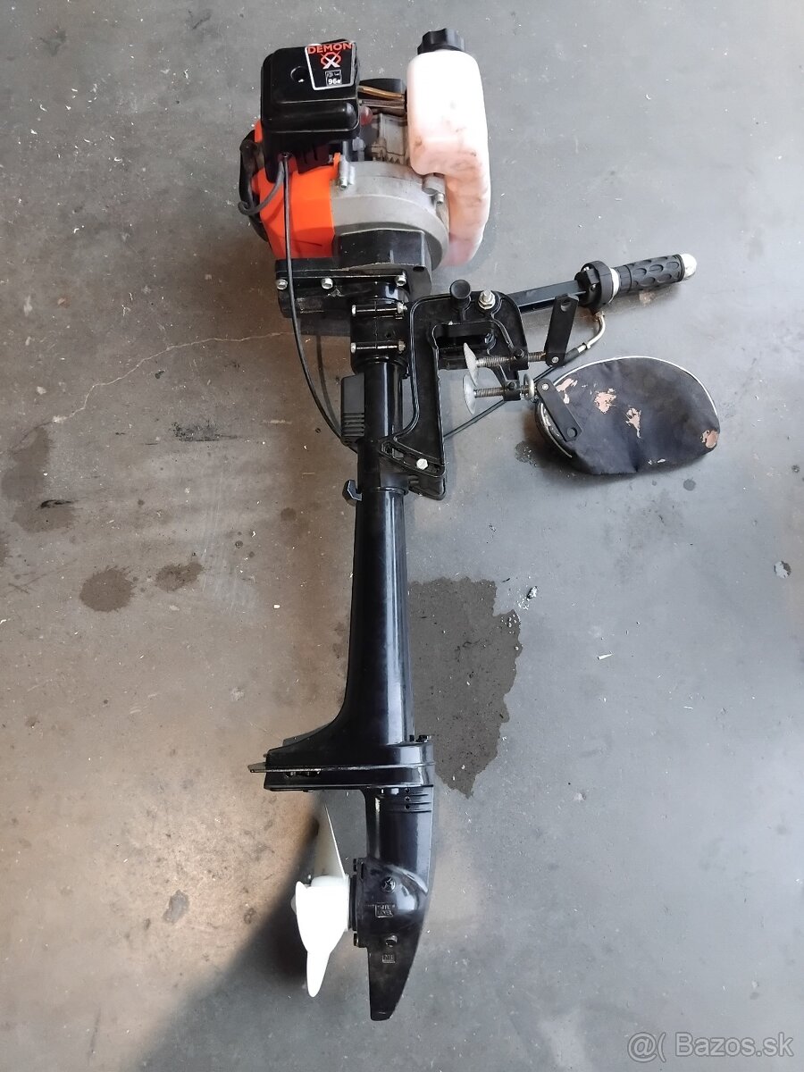 Benzínový závesný lodný motor na čln