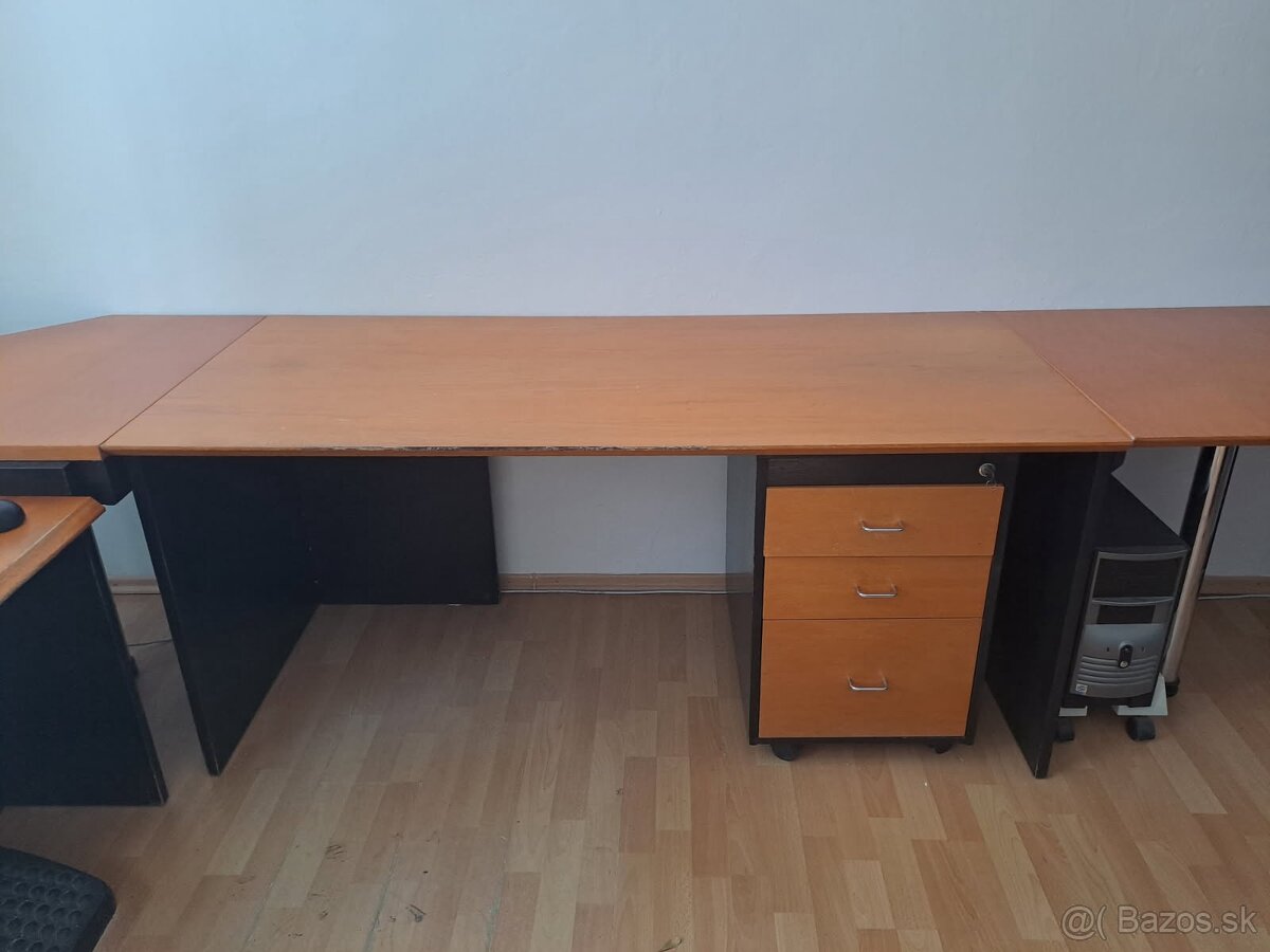 Veľký pracovný stôl s kontajnerom