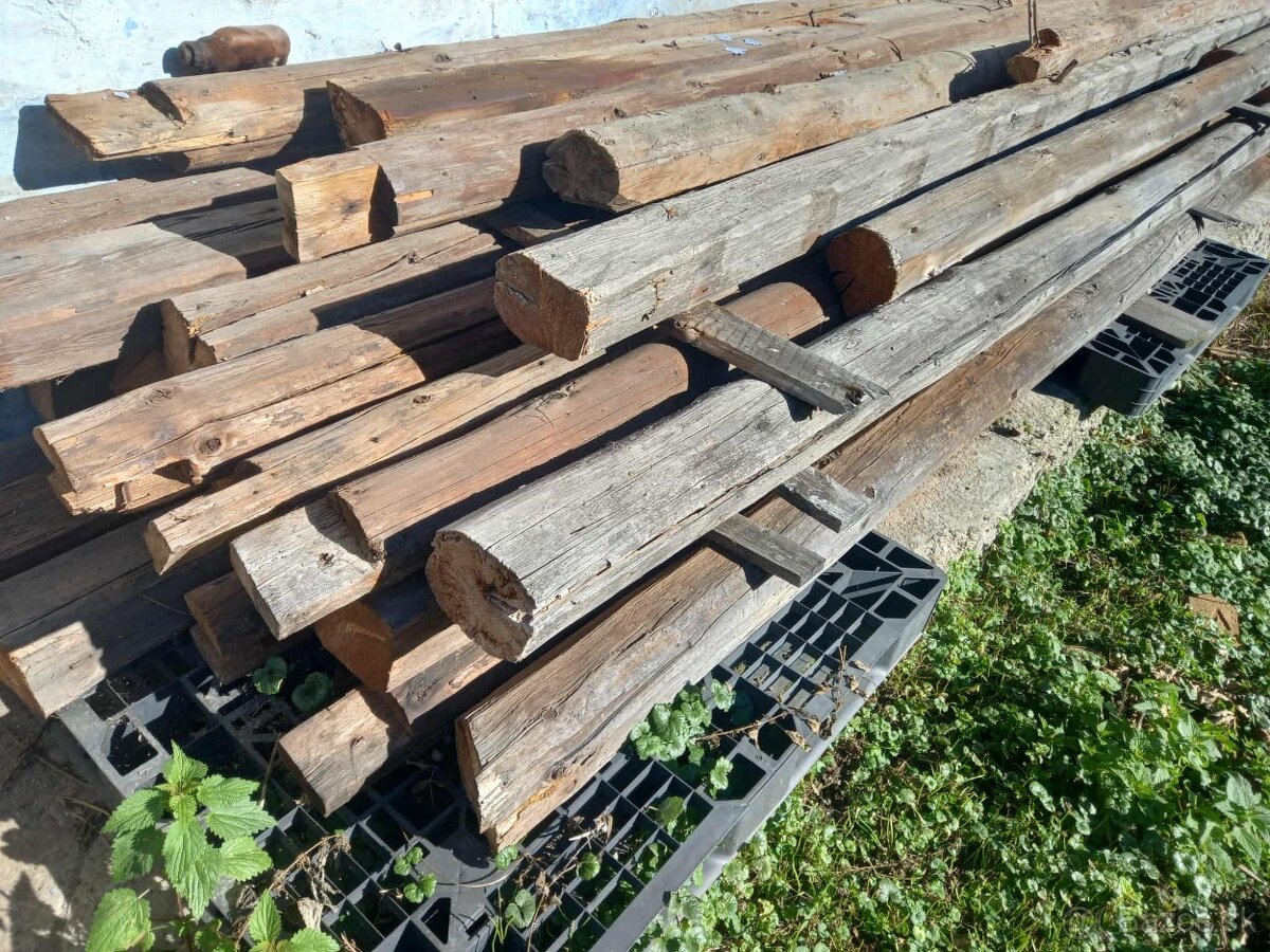Staré ručne tesané krokvy